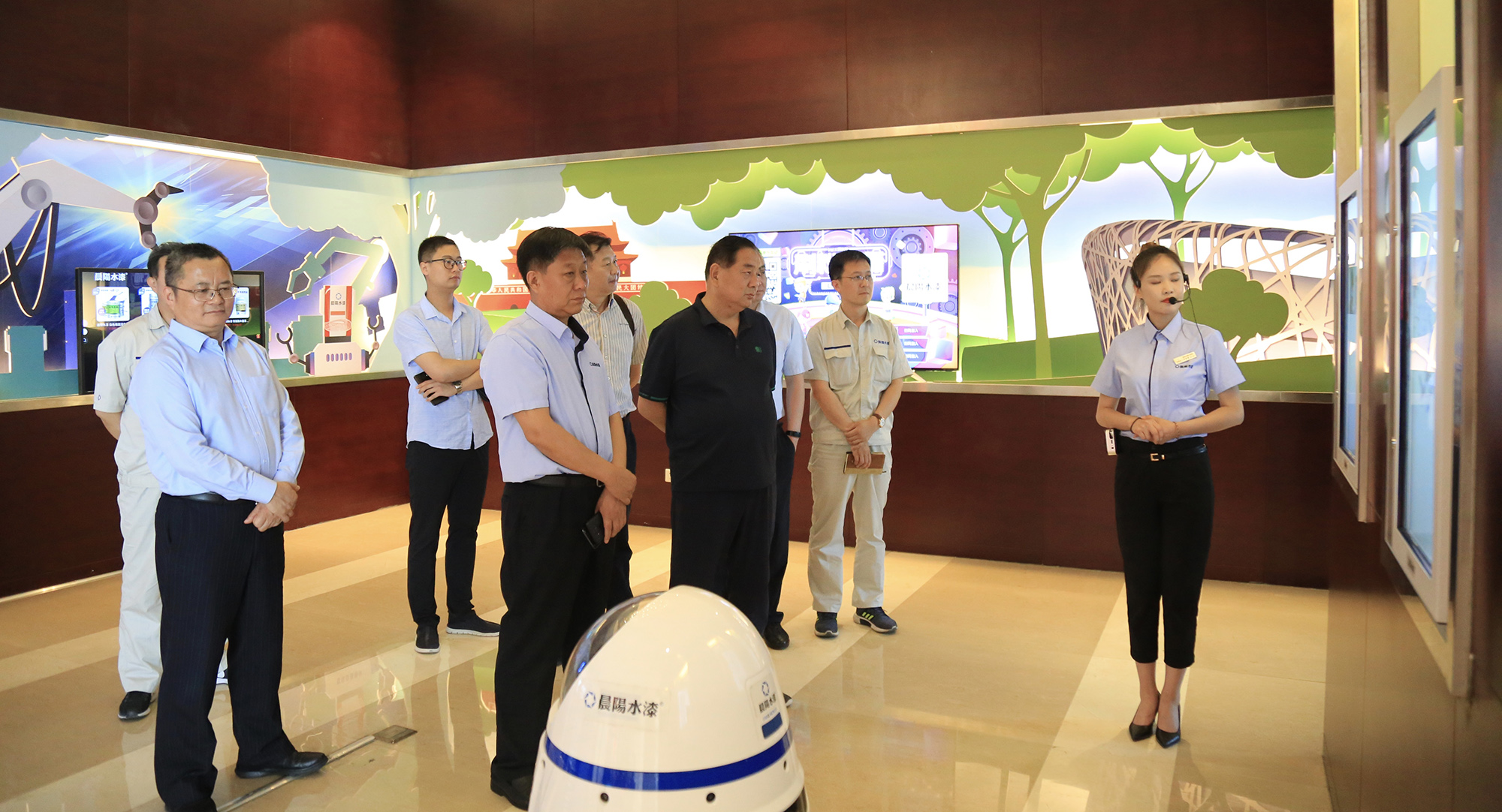 龙蟒佰利联集团领导参观晨阳水漆智能展厅.jpg