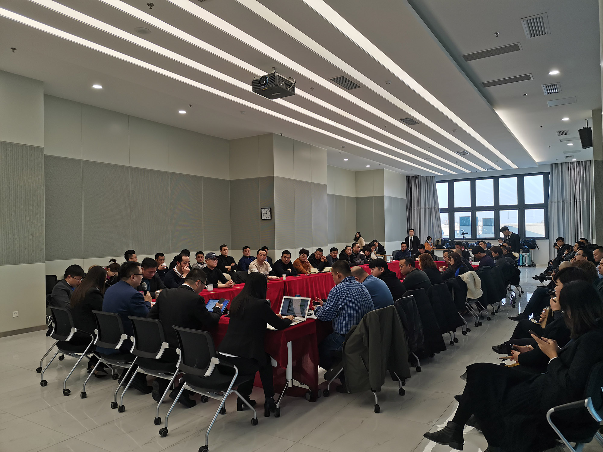 冯永芳在晨阳水漆总部参加经销商大会.jpg